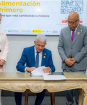 Ricardo de los Santos firma "Pacto Alimentación Primero"