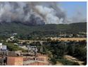 Medios terrestres y aéreos combaten incendios activos
