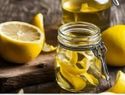 Cáscara de limón y vinagre: poder oculto en tu cocina