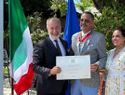Italia condecora al empresario Arquímedes Cabrera