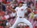 Burns consigue su 12ª victoria consecutiva y los Rojos vencen 10-2 a los Piratas