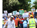 Marchan en Santo Domingo por alza salarial y cesantía