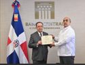 Gobernador Valdez Albizu recibe reconocimiento Colegio Dominicano de Economistas