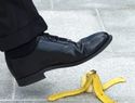 Zapatos, carteras y guantes brillantes con cáscara de banana