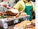 Comer en la calle: una costumbre que puede afectar la salud y el bolsillo