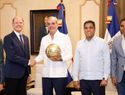 Presidente Abinader recibe a ejecutivos de la FIBA