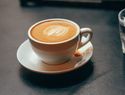 Agua o café: ¿qué tomar primero?
