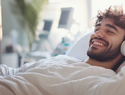 Escuchar las mismas canciones ayuda a regular emociones, según la psicología