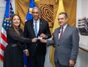 JCE entrega en EE. UU. la primera nueva cédula a embajadora dominicana