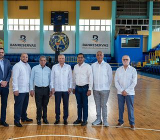 Aguilera resalta labor social y comunitaria del Club Mauricio Báez en visita institucional