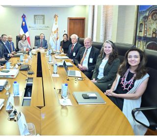 Valdez Albizu recibe delegación Oficina de Asistencia Técnica Departamento del Tesoro de EE. UU