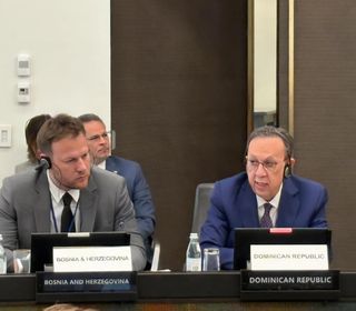 Valdez Albizu participa en mesa redonda de alto nivel sobre fraude digital en servicios financieros