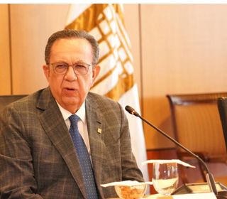 Valdez Albizu analiza con banqueros situación económica ante incertidumbre mundial