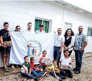 VB dona juguetes y ropa en la comunidad La Leonor, provincia Santiago Rodríguez