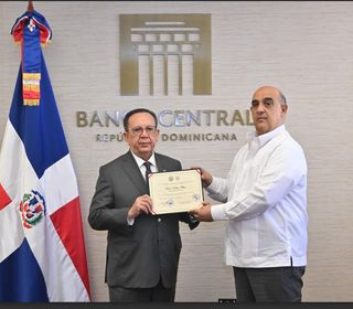 Gobernador Valdez Albizu recibe reconocimiento del Colegio Dominicano de Economistas
