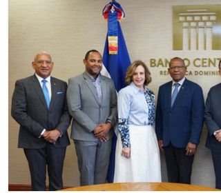 Gobernador Valdez Albizu recibe directiva CODIA para analizar economía dominicana y sus perspectivas