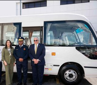 Banreservas dona minibús al Cuerpo de Bomberos del Distrito Nacional