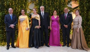 Valdez Albizu y su esposa ofrecieron una cena de gala en honor de los miembros de la Junta Monetaria