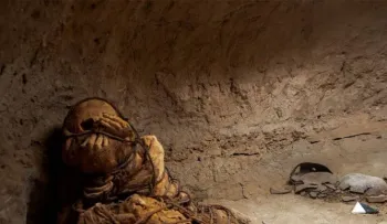 Descubren una momia de 1,200 años de un joven atado con una cuerda