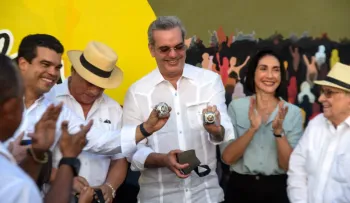 Presidente Abinader devela mural Águilas Cibaeñas; promete remozar estadio Cibao