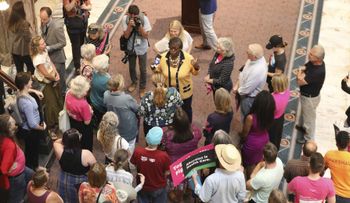 Republicanos anulan en Carolina del Norte, veto al límite de 12 semanas para el aborto