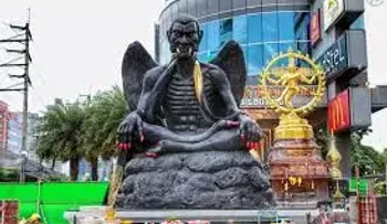 Una estatua de aspecto demoníaco enfrenta a adoradores y detractores