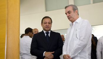 Presidente Abinader se solidariza con Abel Martínez por fallecimiento de su madre