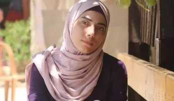 Muere de tan solo 32 años, poetiza palestina Heba Abu Nada tras bombardeo en Gaza