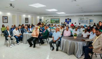 Carlos Julio Feliz modera diálogo y reflexión: Visión Legislativa 2024-2028 en Barahona