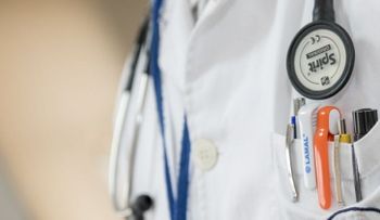 Médico niega que se masturbara delante de una paciente; dice que se rascó una dermatitis