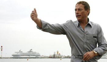 Van Damme propone un plan para salvar a la humanidad de la extinción