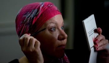 Clases de belleza animan a enfermas de cáncer