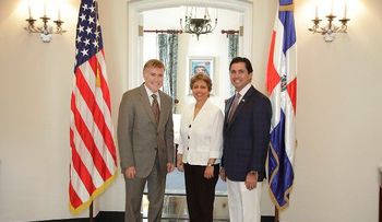 Embajador Brewster y su señor esposo ofrecen almuerzo a damas dominicanas