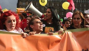 Las mujeres viven más que los hombres, pero con una peor calidad de vida