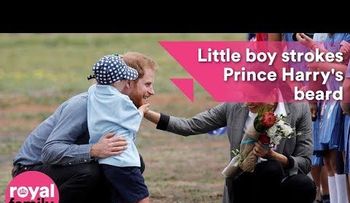 Un niño con sindrome de Down cosquillea con la barba del príncipe Enrique 