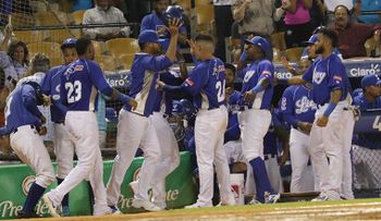 Licey respira un poco y derrota 2-1 a los Toros