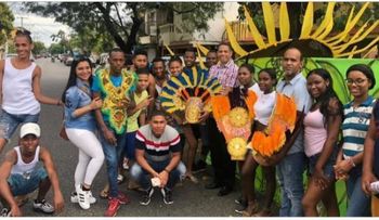 Trajano Santana visita integrantes de la comparsa del Ensanche Espaillat