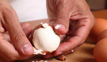 El huevo cocido que no se pela: el truco mágico que sorprende a todos