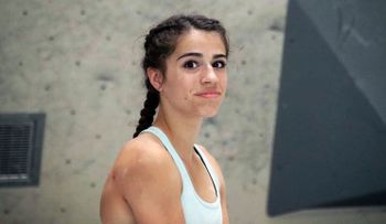 Conmoción por trágica muerte de campeona mundial de escalada de 16 años; cayó al vacío 