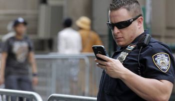 Suspenden una policía de NY por publicar meme de linchamiento a Obama