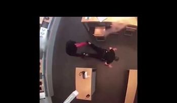 Un ladrón desarma a un policía y le apunta con su propia pistola durante un robo en Texa
