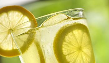 10 beneficios de beber agua tibia de limón cada mañana 