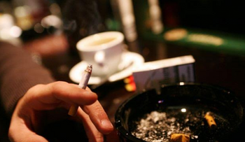 Te lo dicen por tu bien, fumar aumenta el riesgo de cáncer de pulmón y de problemas graves en la visión 