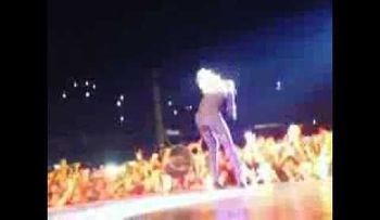 Tumban a Beyoncé del escenario durante presentación en Brasil