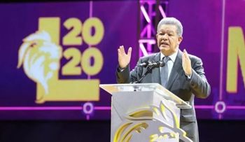 Leonel pide a DM acelerar construcción hospital Cabral y Báez y anuncia tren de carga y pasajeros para el Cibao