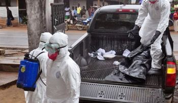 Atacan voluntarios de la Cruz Roja recogían cadáveres de ébola 