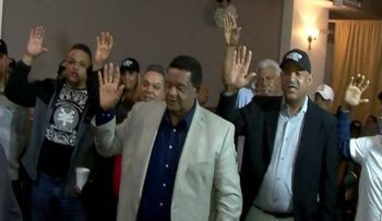 La Maquinaria juramenta taxistas que apoyan a Danilo