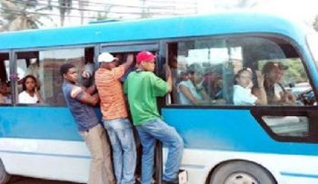 4 asaltantes atracan a chofer y pasajeros de guagua en la Av. 2 de Febrero