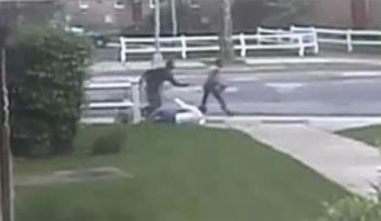 Pareja de atracadores noquean de puñetazo a una anciana y en Queens y le roban la cartera  