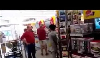 Atan a un árbol a un refugiado enfermo mental por robar una botella de vino en Alemania (VIDEO)